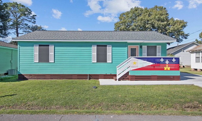 Downtown House | Petite Cottage near Downtown w/extra parking