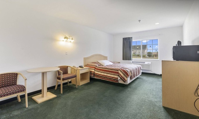 Red Bud Bed & Breakfast | Petite King Economy Room in the Heart of Red Bud!