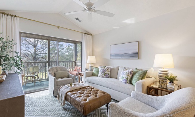 Pawleys Island Condo | Petite Palmetto at True Blue. Luxe top floor condo