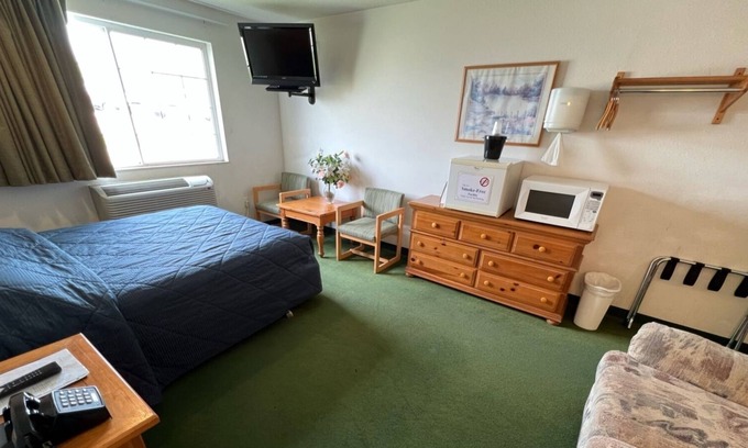 Renault Bed & Breakfast | Petite Queen Economy Room in a Friendly Town!