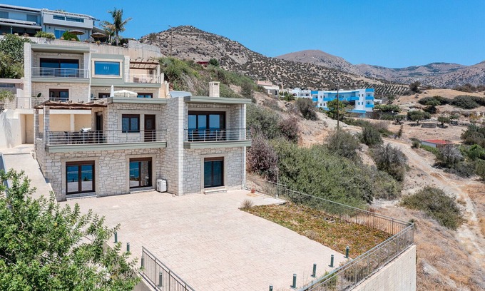 Kastri Villa | Petrina 3 waterfront villa, south Heraklion near taverns