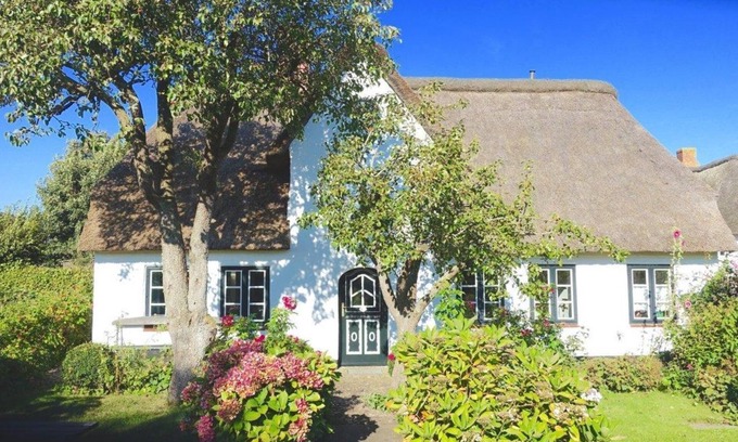 Midlum House | Petrine`s Hüs - The Petrine/s Hüüs is situated on the outskirts of Midlum.