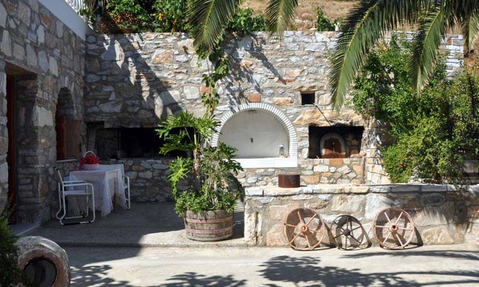 Taxiarchis House | Petrino