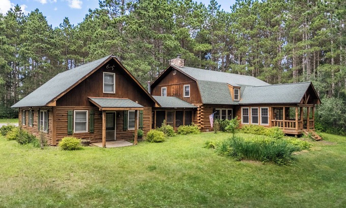 Mauston Cabin | Pets+ 8BR Cabin Retreat Sleeps 25+ Fire Pit GameRoom near Dells/Castle Rock Lake