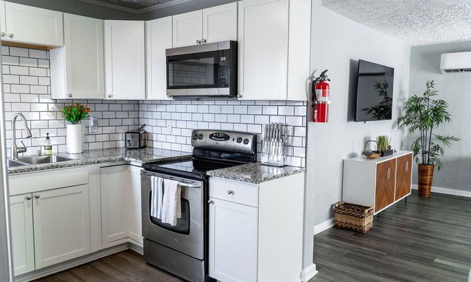 Lakeshore South House | Pets, King bed, St Johns Terrace Close to Downtown