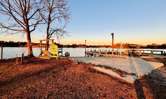Lincoln Apartment | Pet’s love “The Bachelor” Lakefront Apt @ Sunset Estates