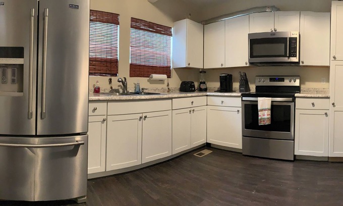 Harriman House | Pets OK, EZ to i-40, 4-Beds, Gig Ethernet & WiFi, EV Charger, Many Amenities