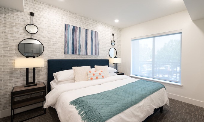 Walnut Creek Apartment | Pets Stay Free King Bed Walk to Downtown Garage Parking Elevator