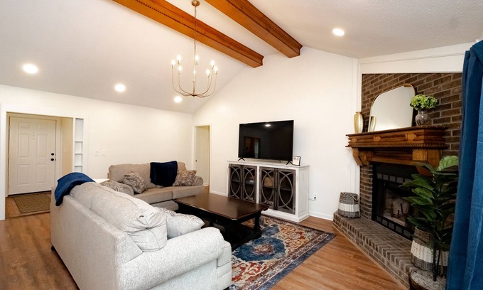 Madison House | Pets Stay Free! Renovated Ranch in quiet Cut De Sac