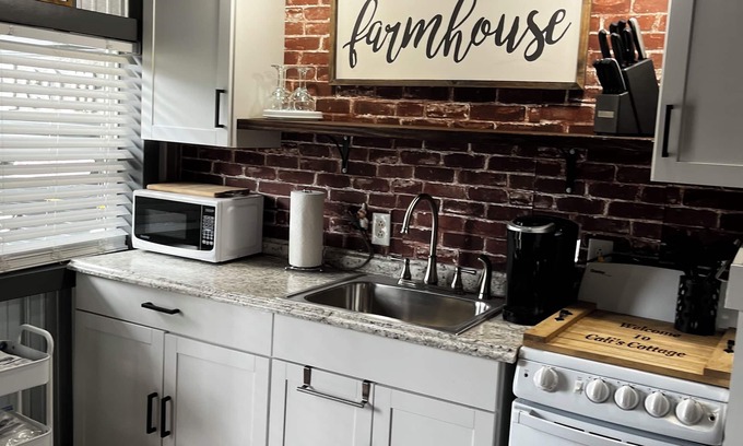 Goodlettsville Cottage | Pets Stay Free ,Studio Cottage near Nashville, TN