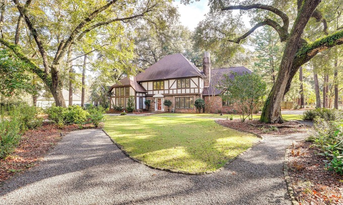 Summerville House | Pets Welcome, Golf Course View: Legend Oaks Home!