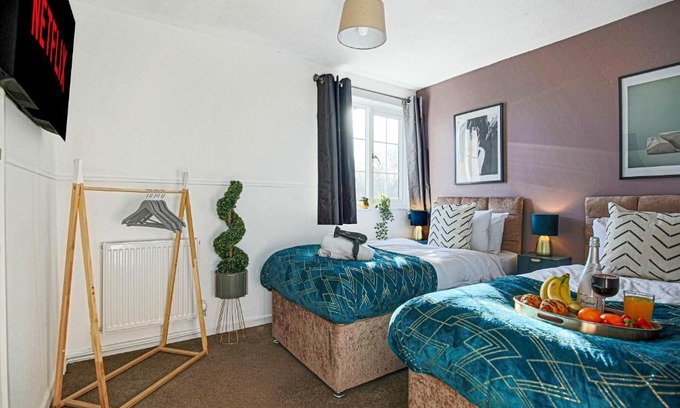 Milton Keynes House | Petworth House - Central Milton Keynes - Smart TVs, Pool Table, Garden and Free Parking by Yoko Property