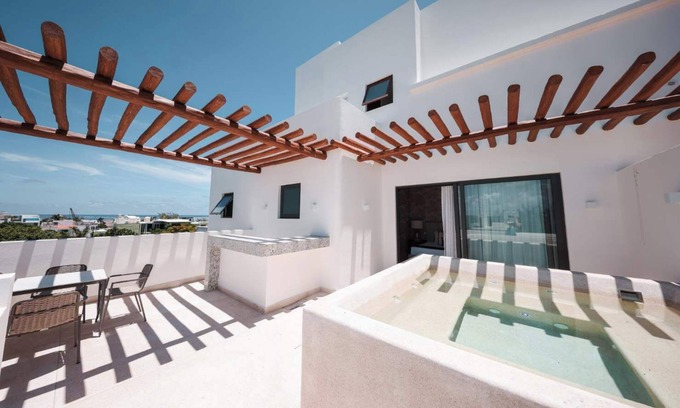 Puerto Morelos Apartment | PH Nutria: Terrace, Jacuzzi & Shared Pool