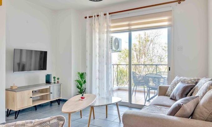 Strovolos Apartment | Phaedrus Living: Modern City Flat Elpida