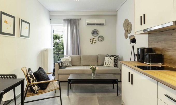 Exarhia Apartment | Phaedrus Living: Modern Cityscape flat