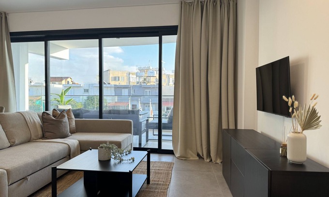 Aglantzia Apartment | Phaedrus Living White Hills Suites City View