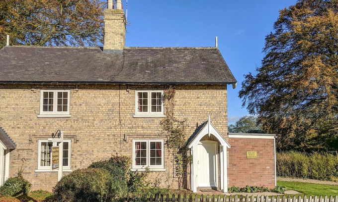 Alford Cottage | PHEASANT COTTAGE, pet friendly, with a garden in Rigsby