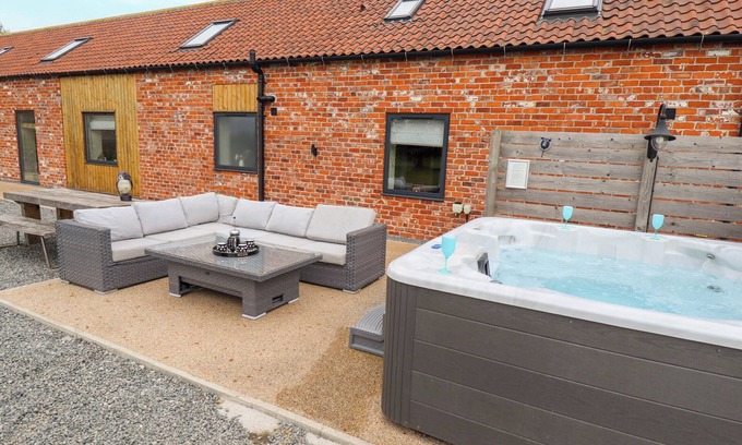 Mappleton Cottage | PHEASANT'S ROOST, pet friendly, with hot tub in Burton Pidsea