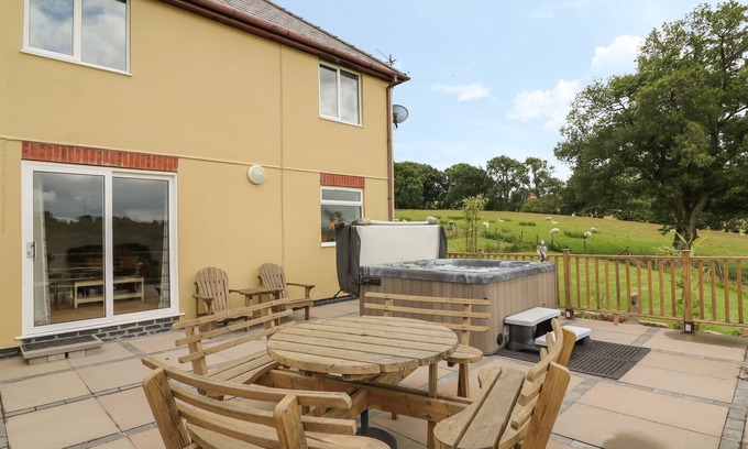 Disserth and Trecoed Cottage | PHEASANT WOOD, family friendly, with hot tub in Howey