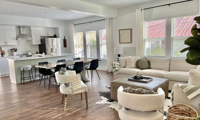 Fuquay-Varina House | Phenomenal in Fuquay-Sleeps 11- Weddings, Pets, Minutes to High Grove Estates!