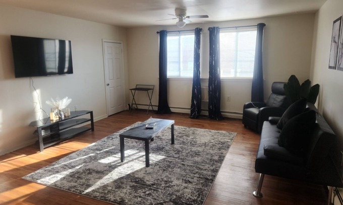 Olney-Oak Lane Apartment | Philly city night stop , close to all highways and city stores