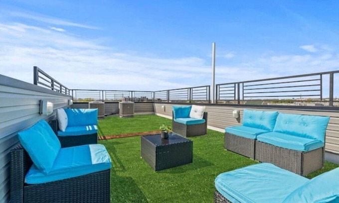 South Philadelphia Apartment | Philly Skyline View Home w/Hot Tub & Games