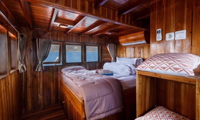 Labuan Bajo Boat Rental | Phinisi Hena Komodo Journey 12 Personer