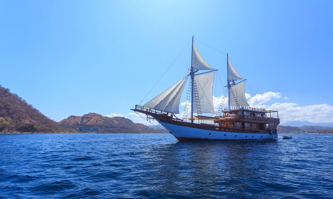 Labuan Bajo Boat Rental | Phinisi Hena Komodo Journey 8 Persons
