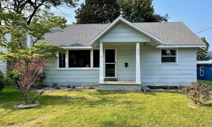 Oscoda Cottage | Phoebe's Lake Escape · Private Home with Full Beach Access