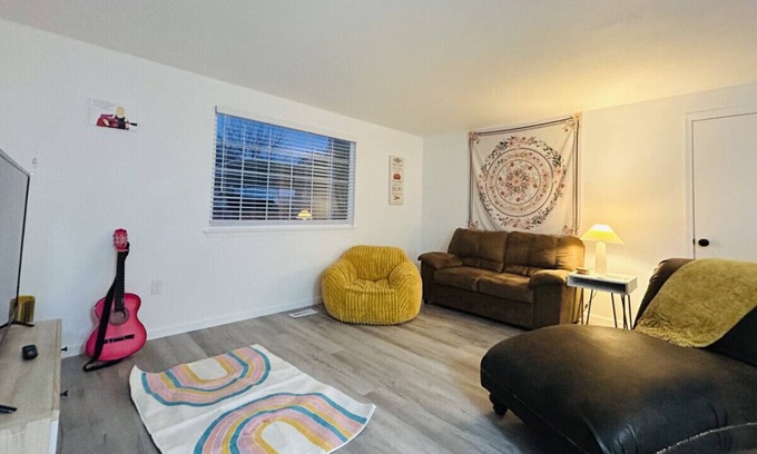 Hillcrest Apartment | Phoebe's Place - A Friends' Inspired Escape