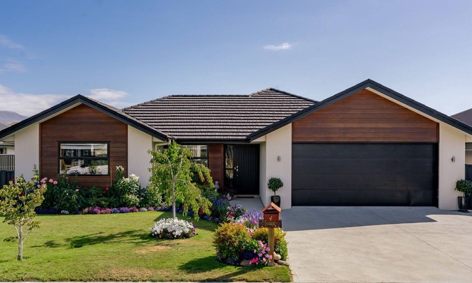Lowburn House | Phoenix Peace - Cromwell Holiday Home