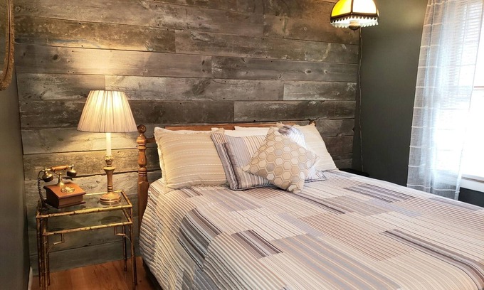 Newaygo Apartment | Phone Booth Room at Newaygo Bed & Breakfast