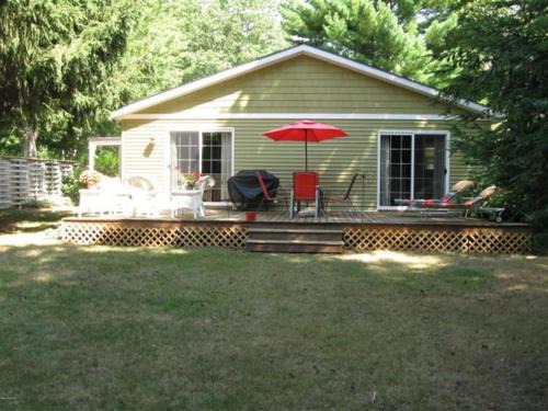 Douglas House | Piccolo Cottage - Great Location - Walking distance to Douglas Beach!