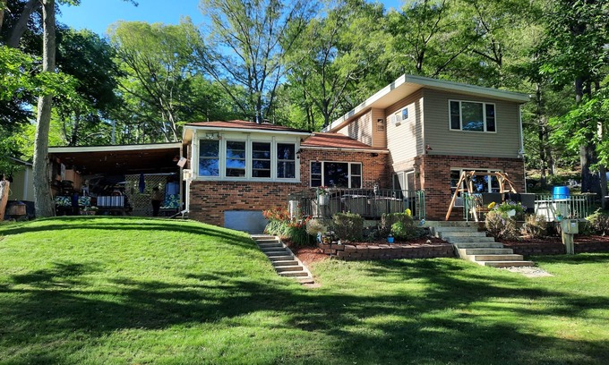 Newaygo House | Pickerel Lake place 🦅
