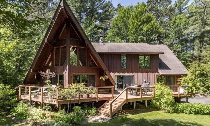 St Germain House | Pickerel Lodge Gorgeous and spacious lakefront home . 5000 square foot home.