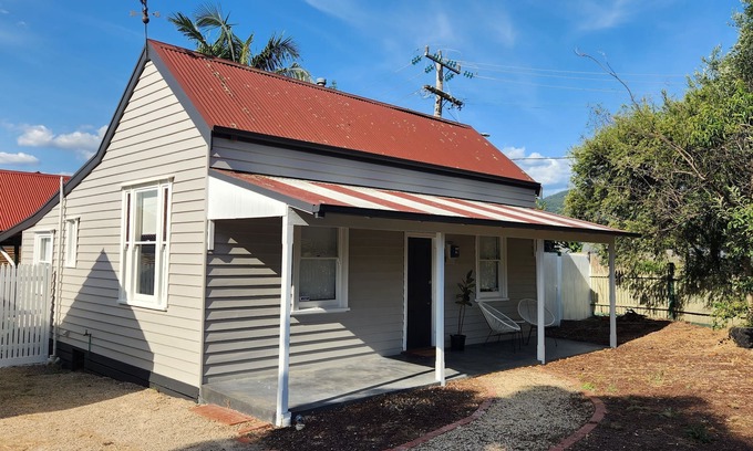 Ferntree Gully Cottage | 'Pickett's Cottage' - Circa 1868 - oldest in Knox, close to Dandenong Ranges.