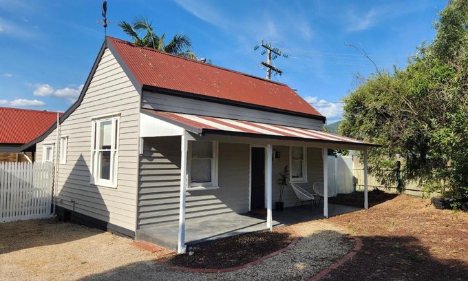 Ferntree Gully House | 'Pickett's Cottage' - Circa 1868 - Oldest in Knox!