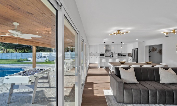 West Palm Beach House | Pickleball Court-Heated Pool-Fire Pit - 8 min to Beach - SAME DAY BOOKINGS!