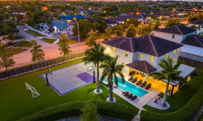 Ludlam House | Pickleball/Gameroom/Soccer Field/Pool