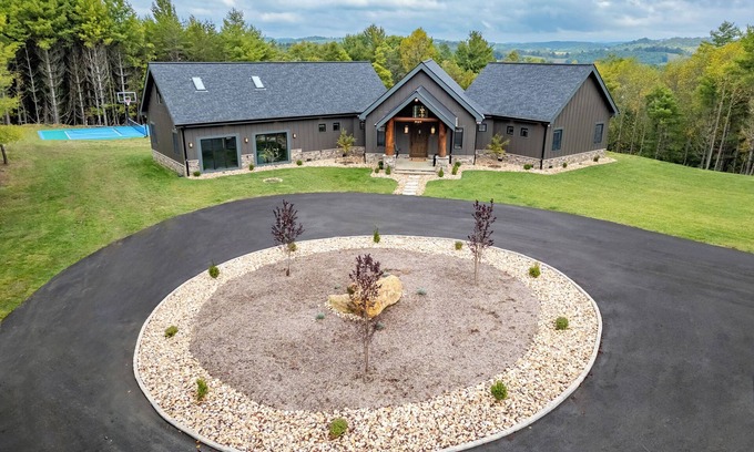 Floyd Cabin | Pickleball Lodge/Hot Tub + Fire Pit Sleeps 10