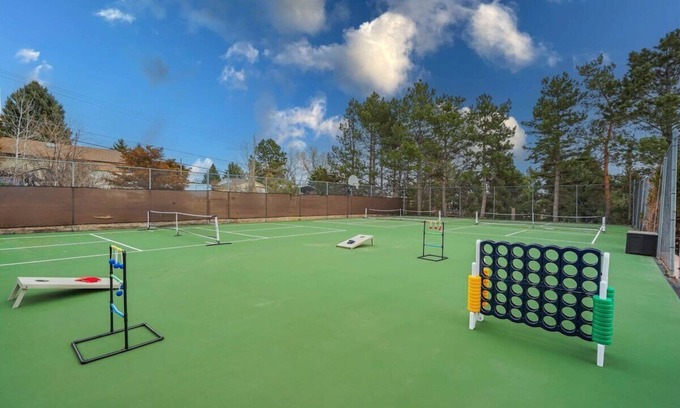Park Vista House | Pickleball Palace! Courts & Games & Hot Tub & BBQ!
