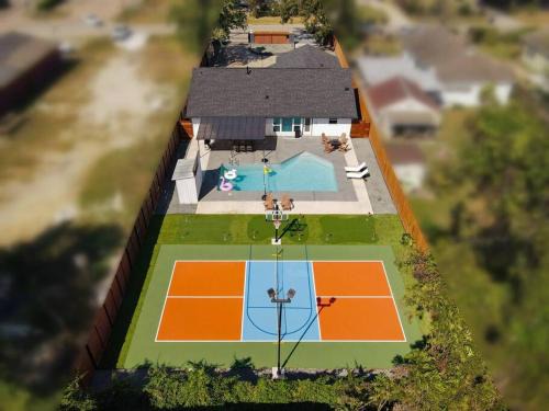 Northside House | Pickleball Paradise Retreat - 4 Bedrooms, 2,5 Baths - Houston Downtown, Houston Heights - Pickleball and Basketball Court, Pool, miniGolf, Karaoke, Fire Pit, BBQ, Billiards, Ping Pong, Hockey, King Bed