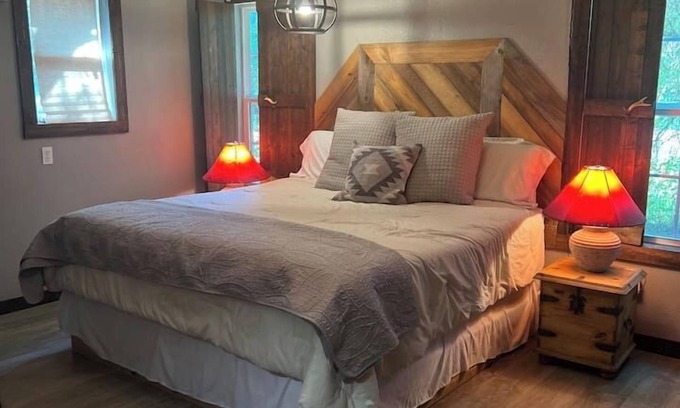 Granbury Cabin | Pickleball! Western Cabin Pet Friendly Sleeps 4