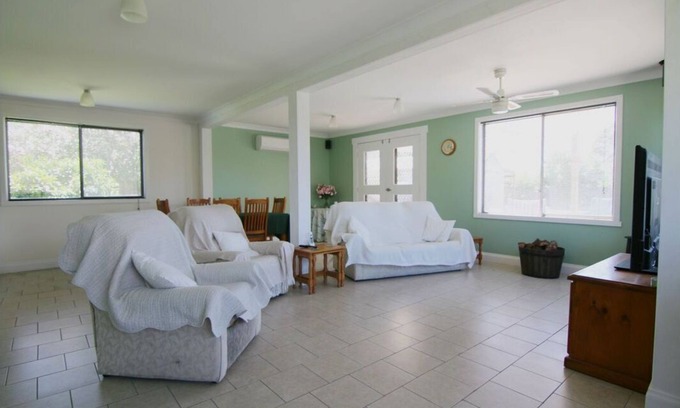 Bairnsdale House | Picnic Point House - close to all of East Gippsland's tourist attractions