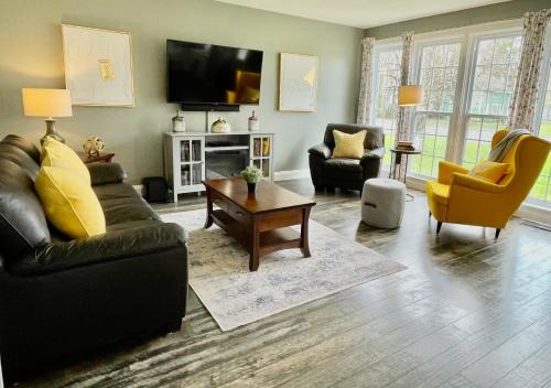 Prince Edward House | Picton Retreat Downtown - Serene, Stylish & Great Amenities