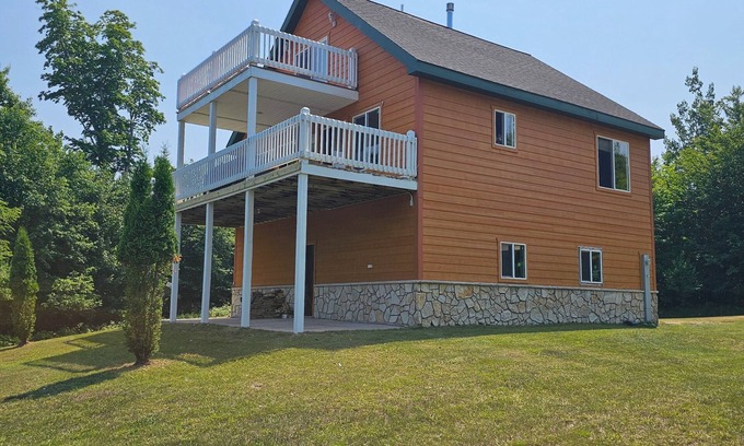 Christmas Cabin | Pictured Rocks Lodge 5 minutes from Munising! Recently remodeled!