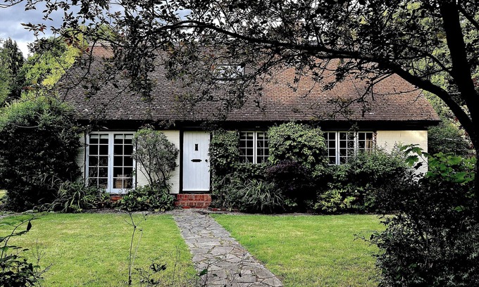 Lingfield Cottage | Picturesque 4 Bed Cottage Lingfield, Surrey