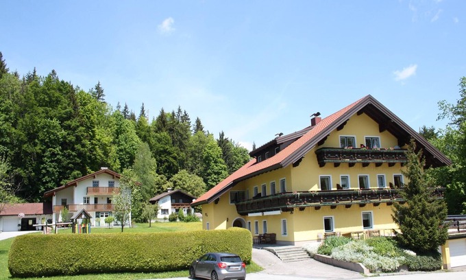 Krispl Apartment | Picturesque apartment with outdoor pool