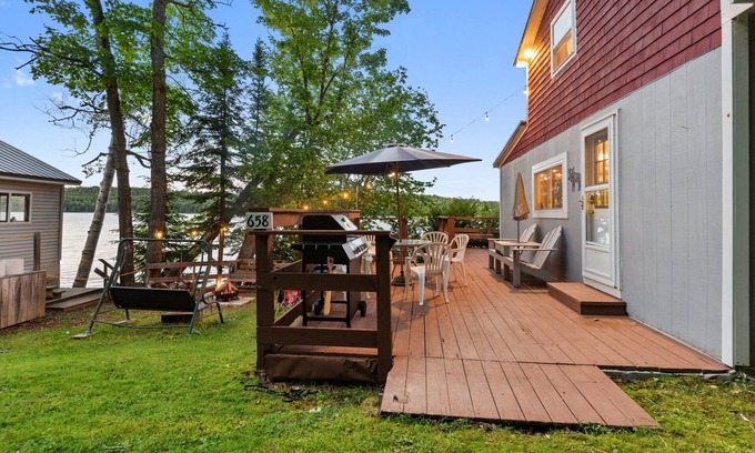Portage Lake Cabin | Picturesque Family Lake Side Cabin