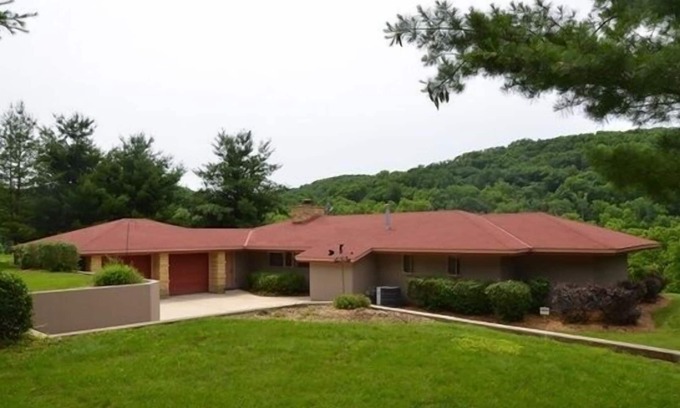 Spring Green House | Picturesque Golf Course Home Near American Players Theatre, Taliesin & WI River